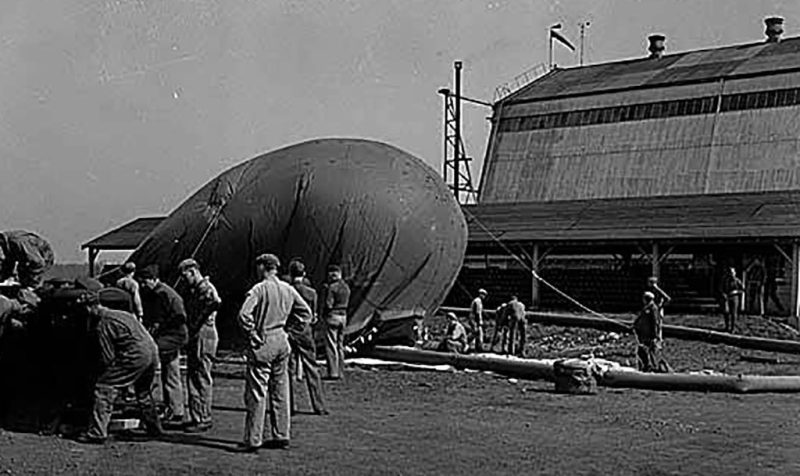 Заградительный аэростат на земле. 1942 г.