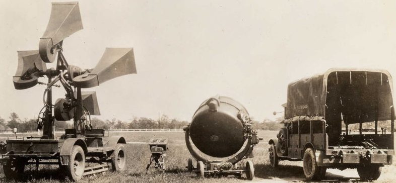 Звуковой пеленгатор обр. 1932 г. и зенитный прожектор 150-см в развернутом порядке. 1932 г.