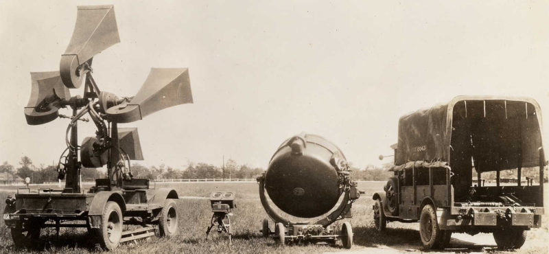 Звуковой пеленгатор обр. 1932 г. и зенитный прожектор 150-см в развернутом порядке.