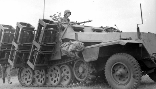 Пусковая установка Wurfrahmen на Sd.Kfz. 251. 1944 г. 