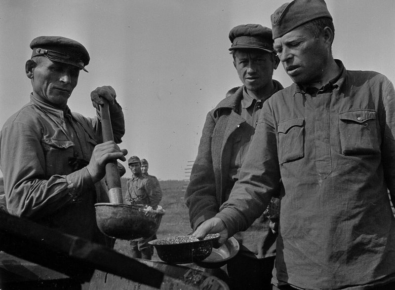 Раздача супа в лагере Мууярви у дороги Рукаярви в Муезерском районе. 1941 г.