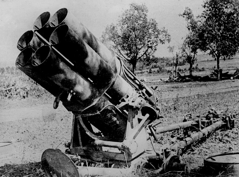 Захваченные на Курской дуге 6-ствольные трофеи. 1943 г. 