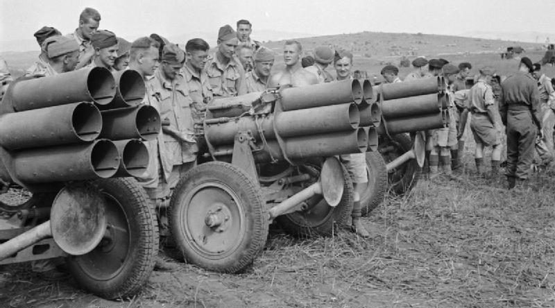 Захваченные британскими войсками реактивные установки. Тунис, 1943 г. 