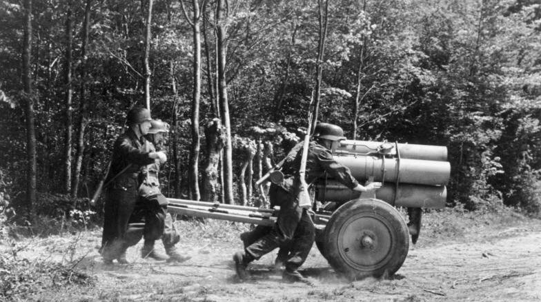 Реактивный миномет 21-см Nebelwerfer 42 выдвигается на позицию во Франции. 1944 г. 