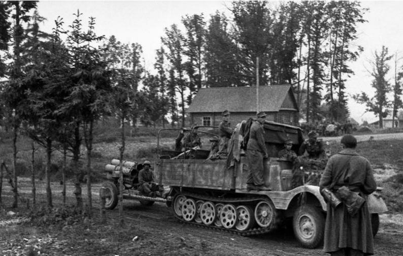 Реактивный миномет 21-см Nebelwerfer 42 выдвигается на позицию во Франции. 1944 г. 