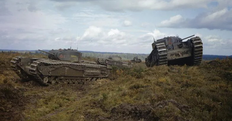 Танки «Черчилль» во время учений недалеко от Уилверли. 1942 г.