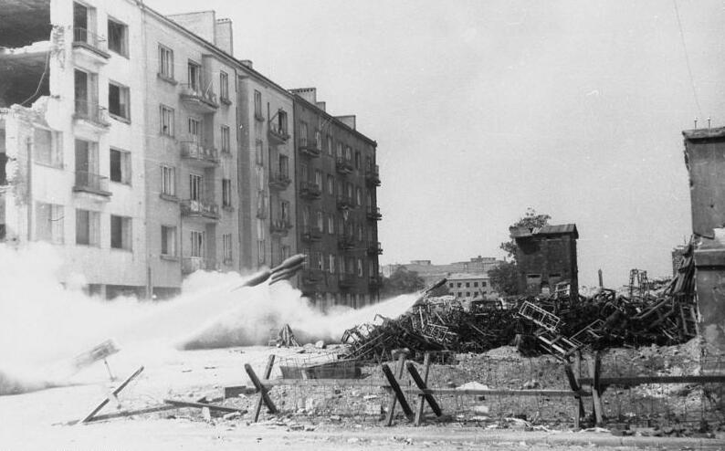 Запуск ракет и груды использованных упаковочных ящиков. 1944 г.