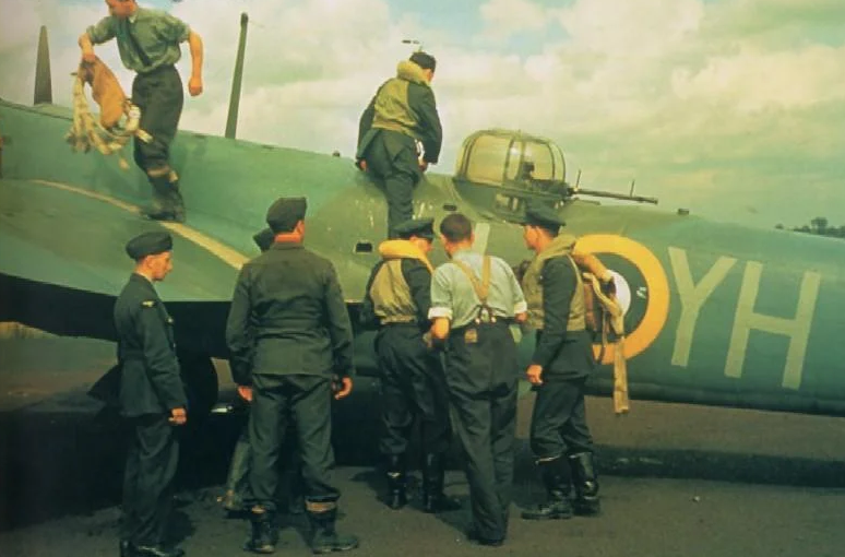 Скоростной легкий бомбардировщик Blenheim Mk.IV из состава 21-й эскадрильи. 1942 г.