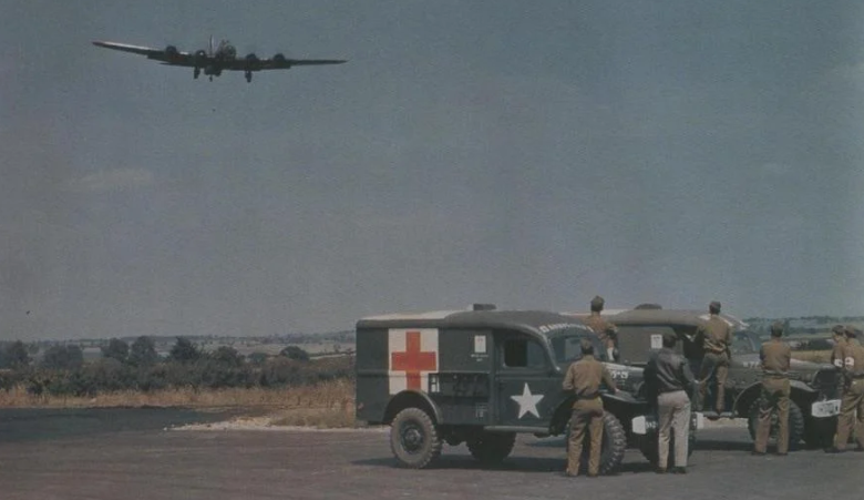 Машины скорой помощи ждут возвращения B-17. 1943 г. 