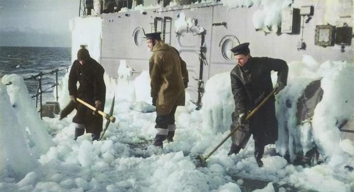 Обледеневший легкий крейсер HMS «Belfast» конвоя JW-54B. 1943 г.