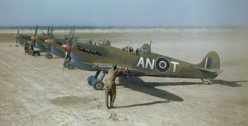 Истребители Supermarine Spitfire Mk VB в Габесе. 1943 г. 