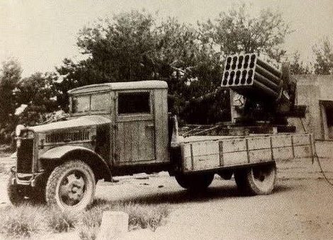 Грузовик Toyota с экспериментальной 150-мм ракетной установкой. 1945 год.