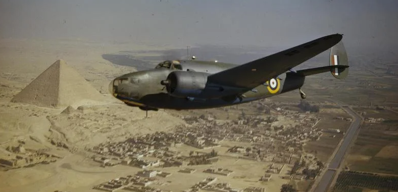 Самолет Lockheed Hudson Mk VI Королевских ВВС над пирамидами. Египет 1944 г. 