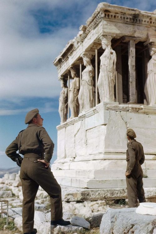 Британские солдаты на Акрополе в Афинах. 1944 г.