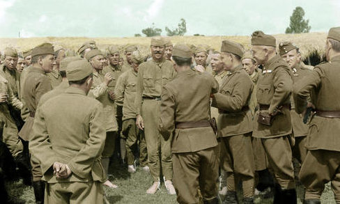 Венгерские офицеры с советскими военнопленными на Дону. 1942 г.