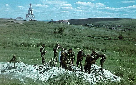 Венгры хоронят сослуживцев. 1942 г.