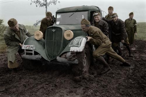 Венгерские солдаты в поле на Восточном фронте. Сентябрь 1942 г.