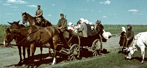 Венгерские солдаты с местными жителями в Украине. 1942 г.