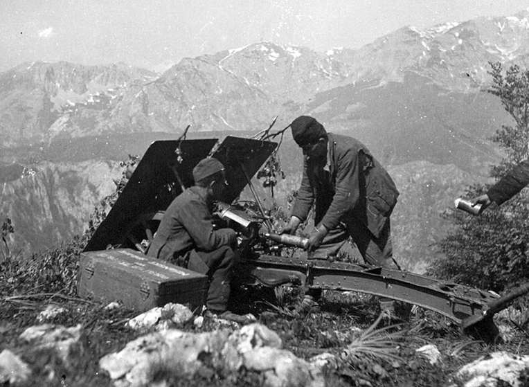 Орудия первой пролетарской дивизии на позиции под Мойковацем. 1943 г.