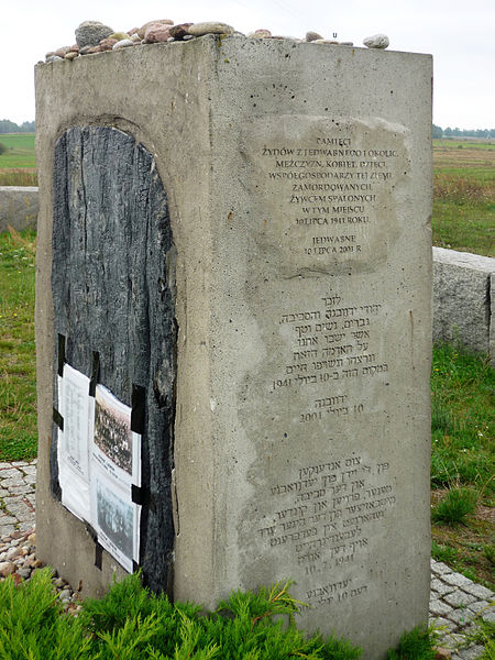 Памятник жертвам погрома в Едвабне.