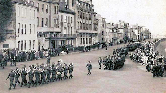 Немецкие солдаты маршируют на Британских Нормандских островах, 1940 г.