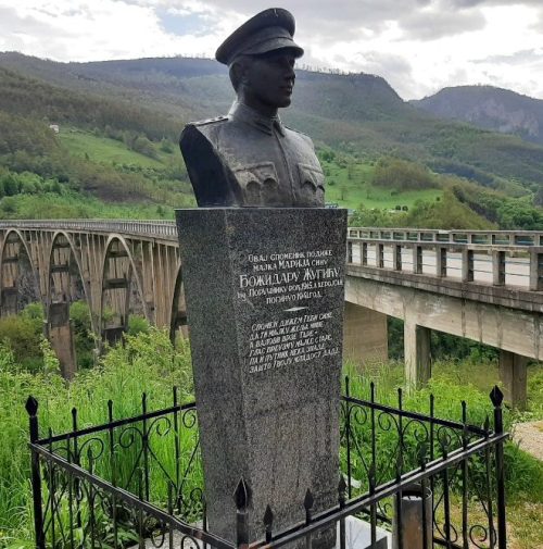 Памятник Лазарю Яуковичу у моста Дурджевича через Тару.