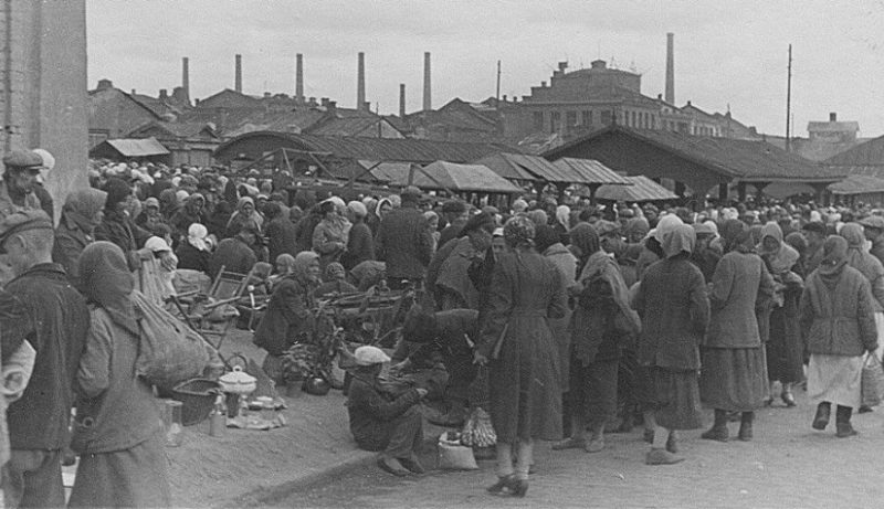 «Барахолка» в г. Сталино. 1942 г.