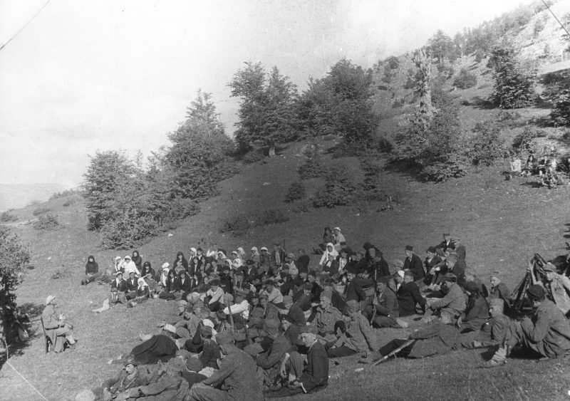 Народный скрипач Филип Булайич выступает перед партизанами. 1942 г.