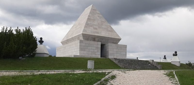 Мемориал павшим борцам в Жабляке.