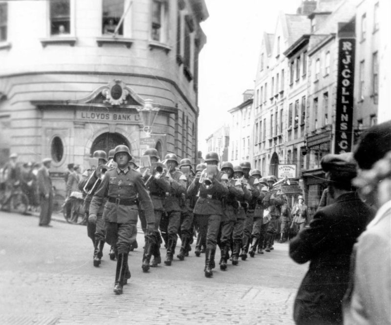 Немецкий духовой оркестр на улицах Гернси. 1941 г.