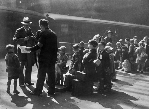 Группа детей готовится к эвакуации до прихода нацистов. 1940 г. 