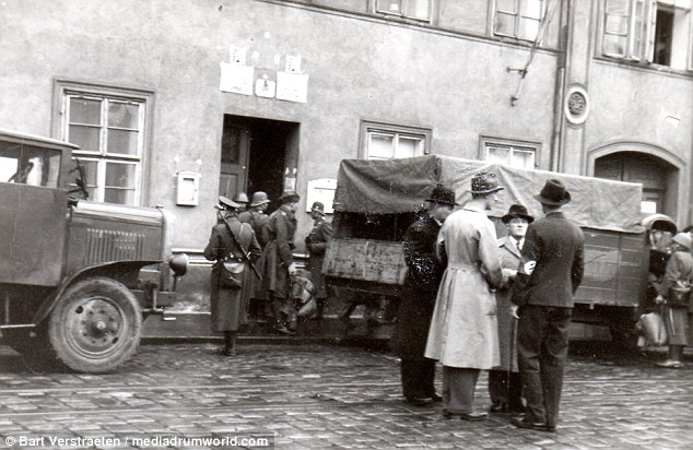 Проверка документов в комендантское время. 1942 г. 