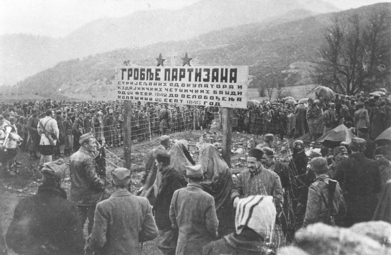 Памятник расстрелянным партизанам на Брезе в Колашине. 1943 г.