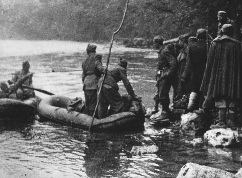 Части второй пролетарской дивизии переправились через реку Пиву. 1943 г.