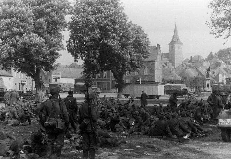 Пленные бельгийские военнослужащие под немецкой охраной. Май 1940 г.