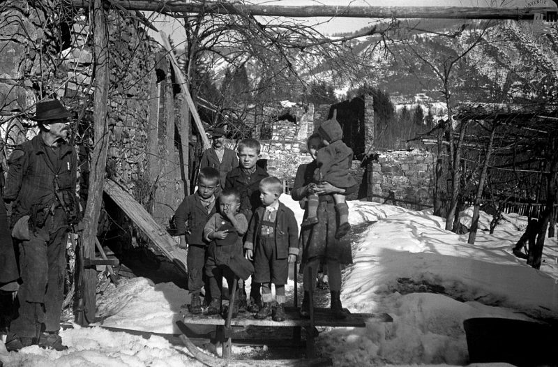 Семья из села Подврх перед руинами своего дома. 1945 г.