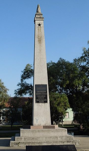 Памятник павшим воинам в центре Бачки-Петроваца.