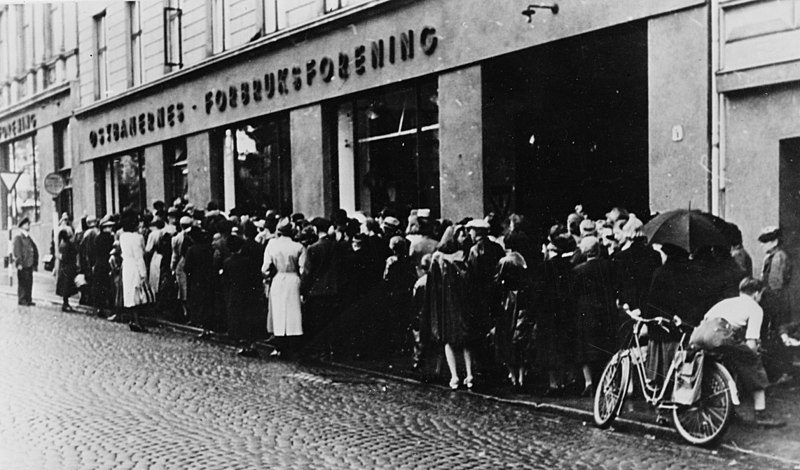 Очередь за продовольственными пайками. Осло, 1942 г.