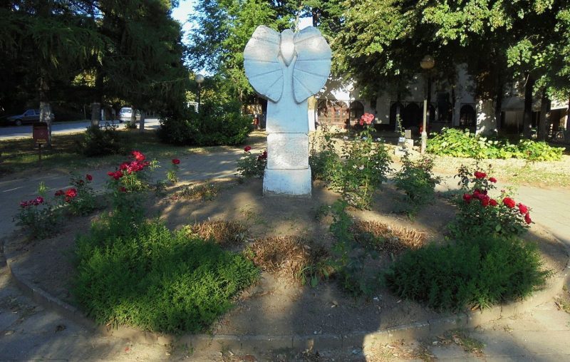 Памятник партизанскому отряду в Мокрини.