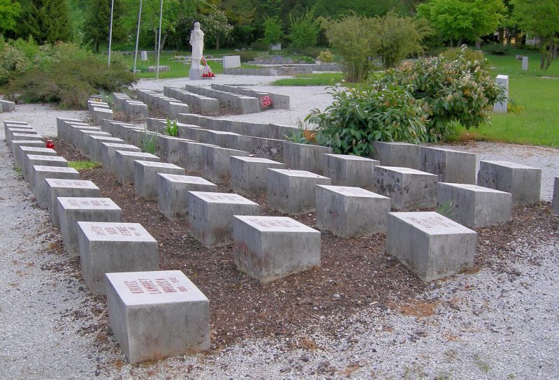 Мемориальный комплекс «Бегунье» на кладбище в городе Катценштайн, сооруженный в память о жертвах Жертвам фашизма, погибшим в концлагерях с 1941 по 1945 год.