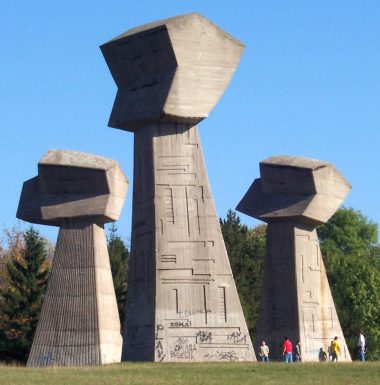 Мемориальный парк Бубань в Нише, построенный в память о гражданах Ниша и южной Сербии, расстрелянных во время войны.