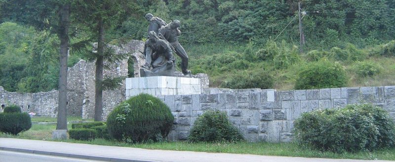 Памятник партизанскому госпиталю в Приеполе.