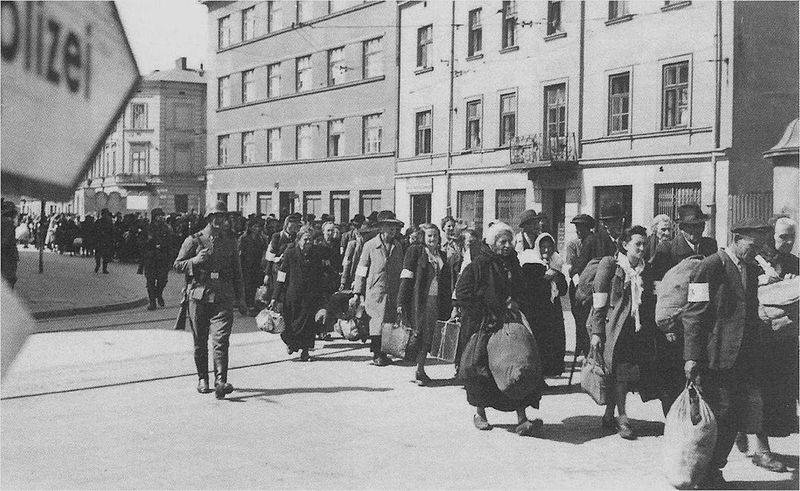 Ликвидация Краковского гетто, март 1943 года. Евреев ведут под конвоем на железнодорожную станцию для отправки в Освенцим. 