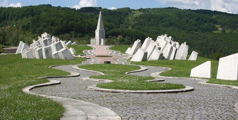Мемориальный комплекс Кадиньяча близ Ужице, сооруженный в память о погибших партизанах в 1941 году.