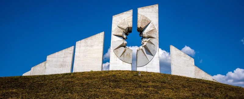 Мемориальный комплекс Кадиньяча близ Ужице, сооруженный в память о погибших партизанах в 1941 году.