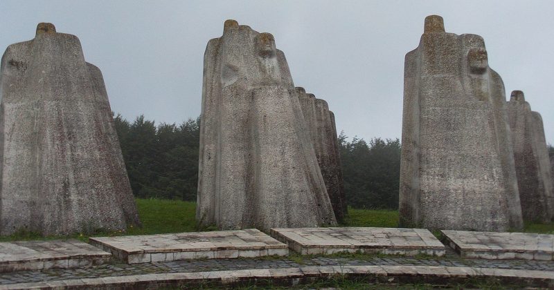 Мемориальный комплекс Кадиньяча близ Ужице, сооруженный в память о погибших партизанах в 1941 году.