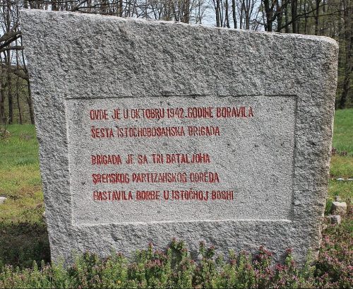 Памятные знаки на Партизанской тропе на Фрушка гора.