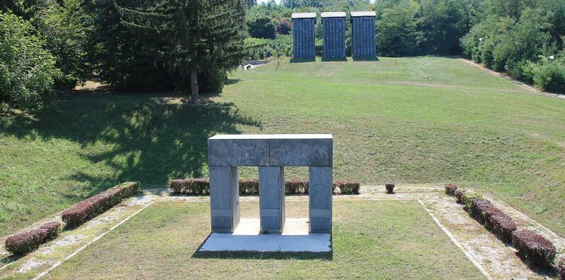 Мемориальный парк борьбы и победы недалеко от Чачака, посвященный 4560 павшим бойцам и жертвам фашизма.
