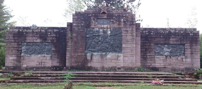 Мемориальная могила павшим борцам и жертвам фашизма в Чачаке.