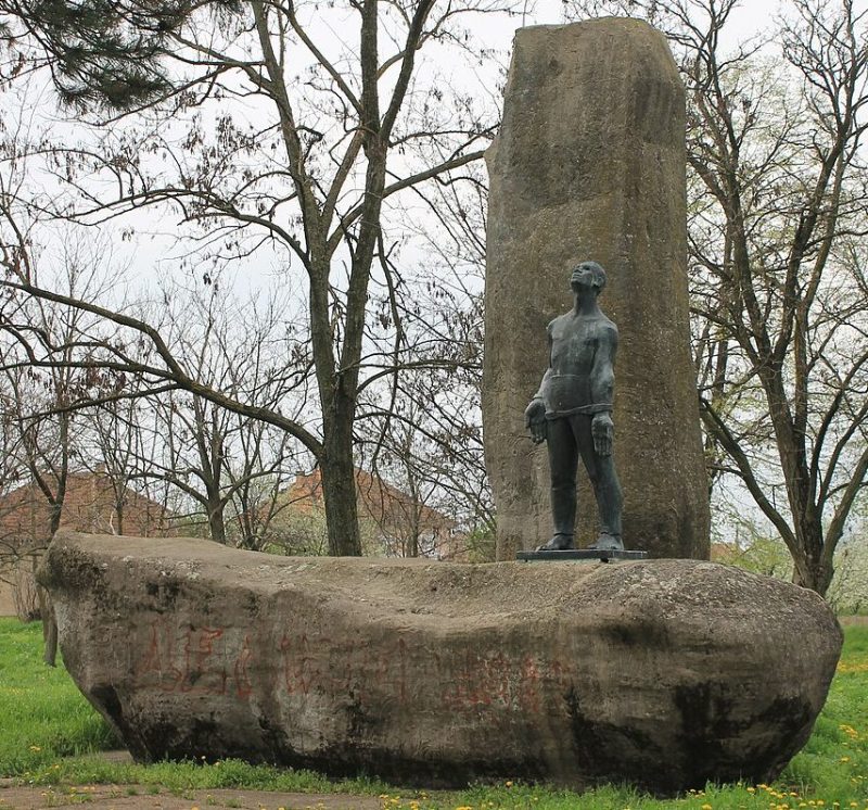 Памятник павшим бойцам в Чалме.